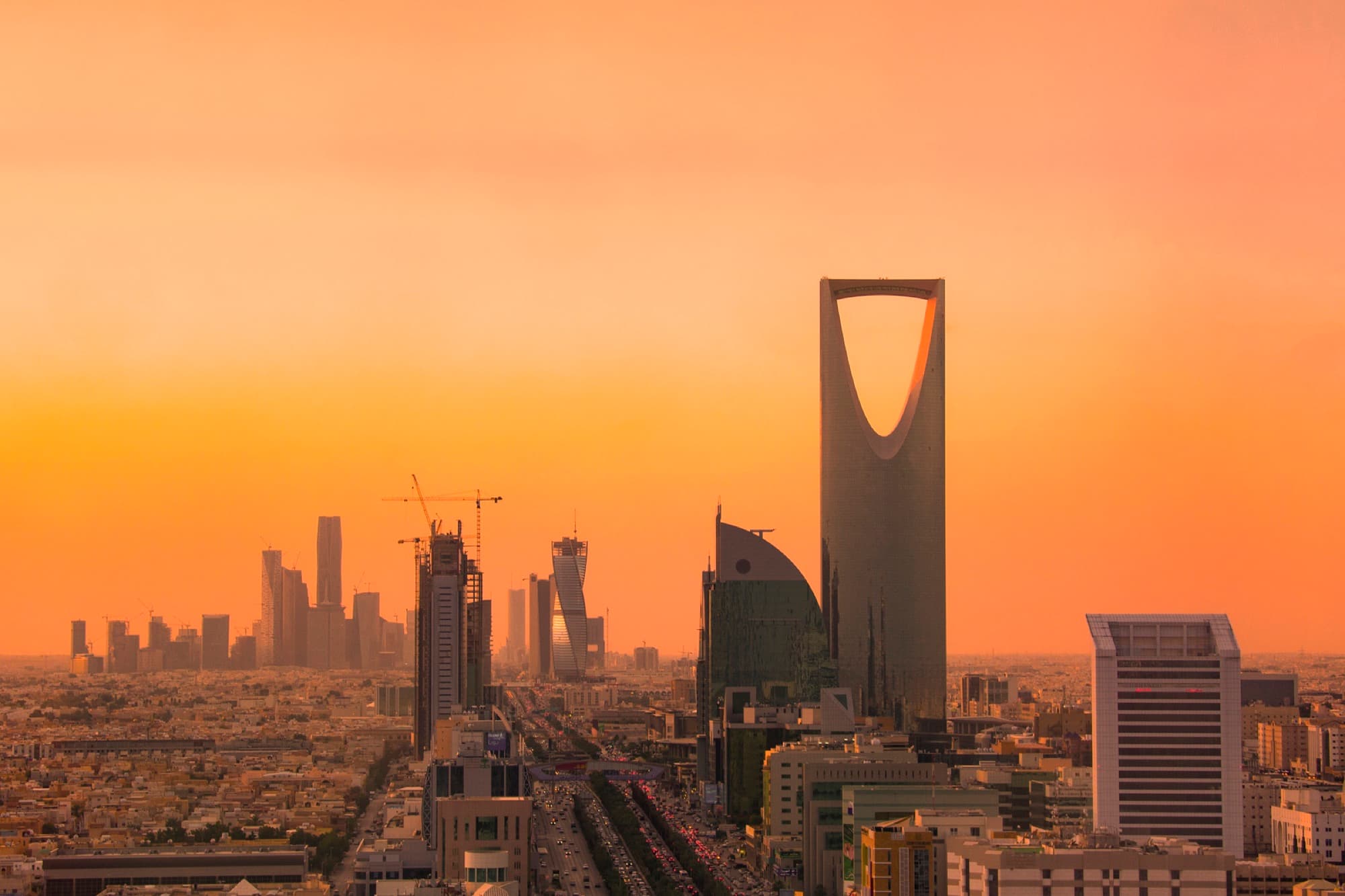أفق الرياض وبرج المملكة عند الغروب